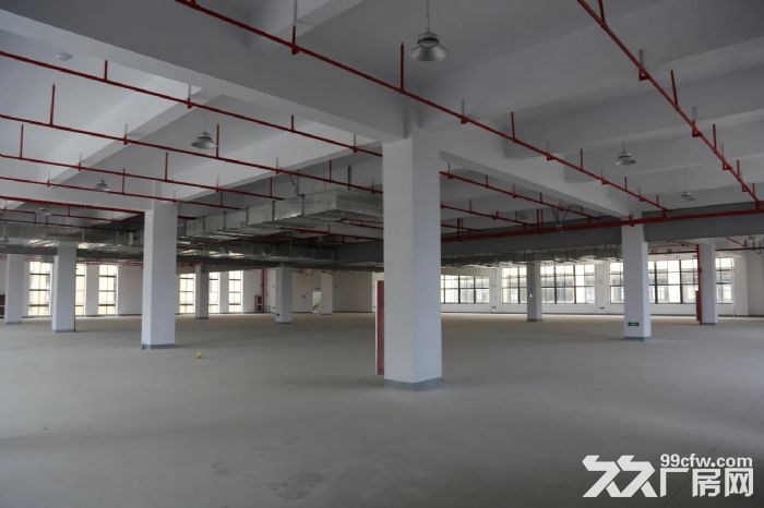 出租乾元开发区一楼厂房2100方，层高 5米！价格20可谈！适合各种无污染制造业